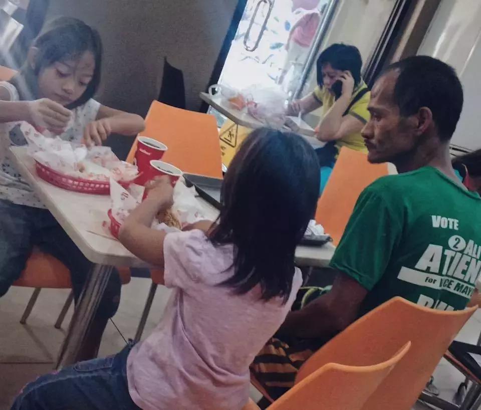 Selfless Filipino Fathers Photo Goes Viral The Filipino Times 1425
