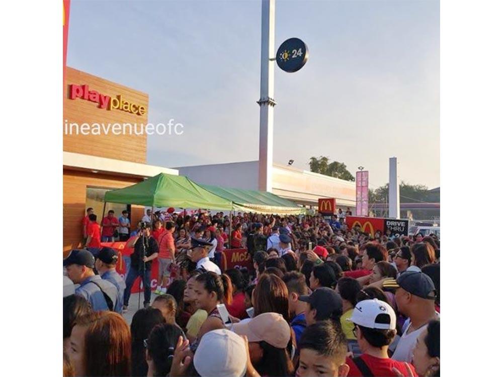 look jam packed crowd at the opening of maine aldub 1502440996