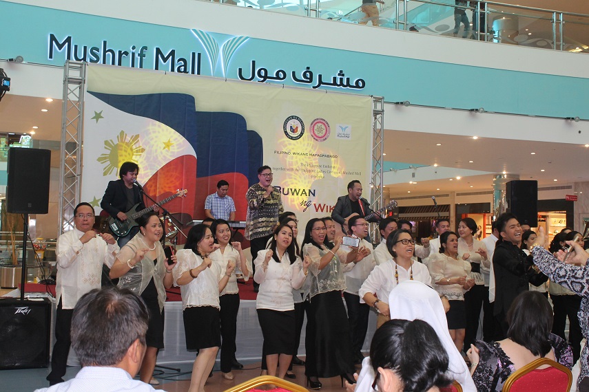 TFTs Reggie Altera sings the finale song Pinoy Ako by Orange and Lemon Band as Phil Embassy staff dances. photos by Gelin Castro