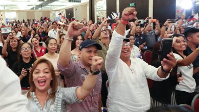 Filipinos in Vietnam welcome President Rodrigo Duterte during his official visit to the country 1