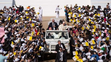 180000 catholics in uae attend pope francis mass 15 1