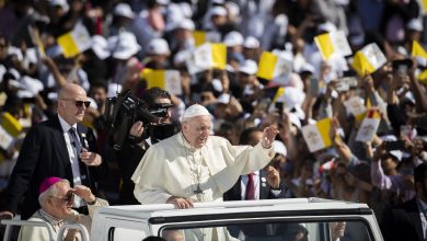 180000 catholics in uae attend pope francis mass 41 1 1