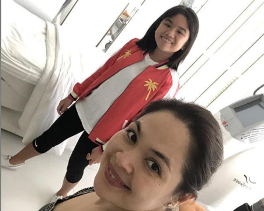 judy-ann-daughter-yohan-serve-clean-tables-at-their-own-restaurant