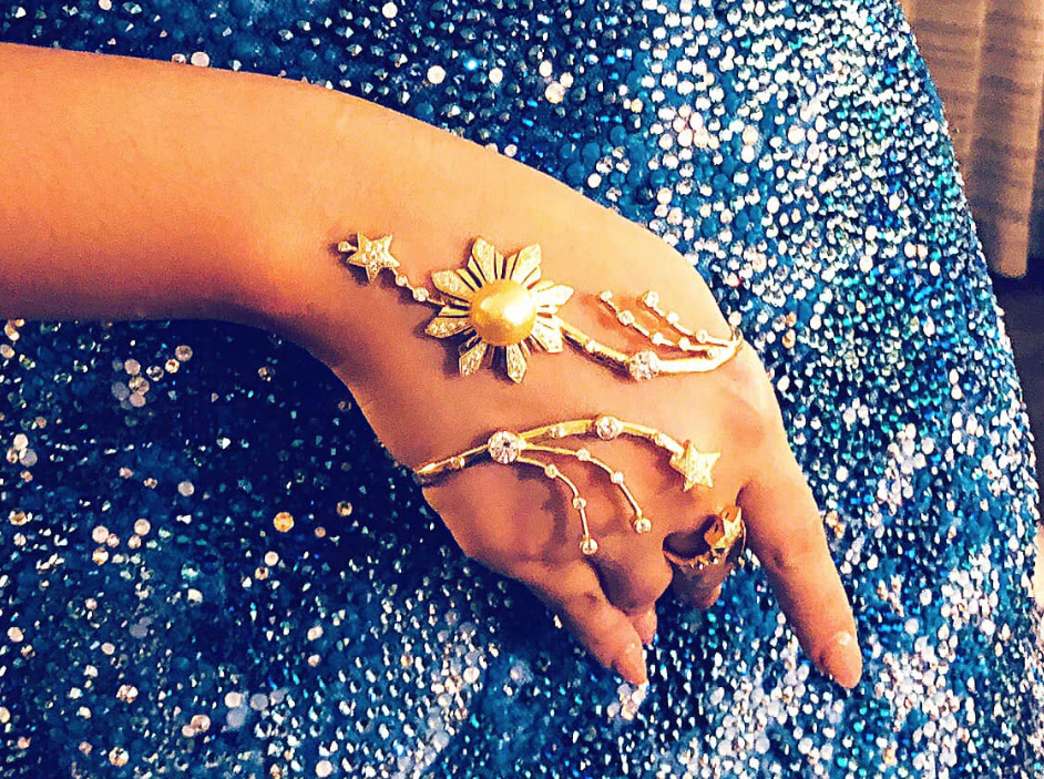 LOOK Catriona Gray’s patriotic hand accessory gets noticed by netizens