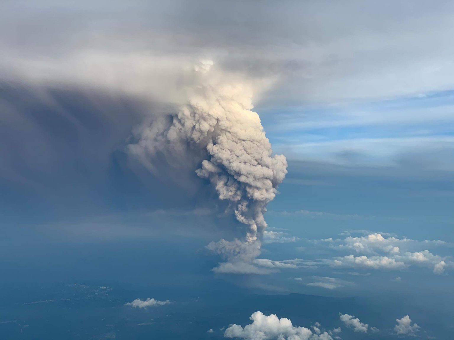 LOOK Pilot captures images of Taal volcano eruption 25,000ft from