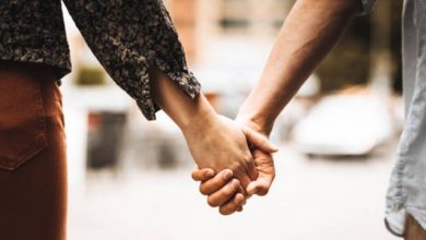 holding hands while walking 1