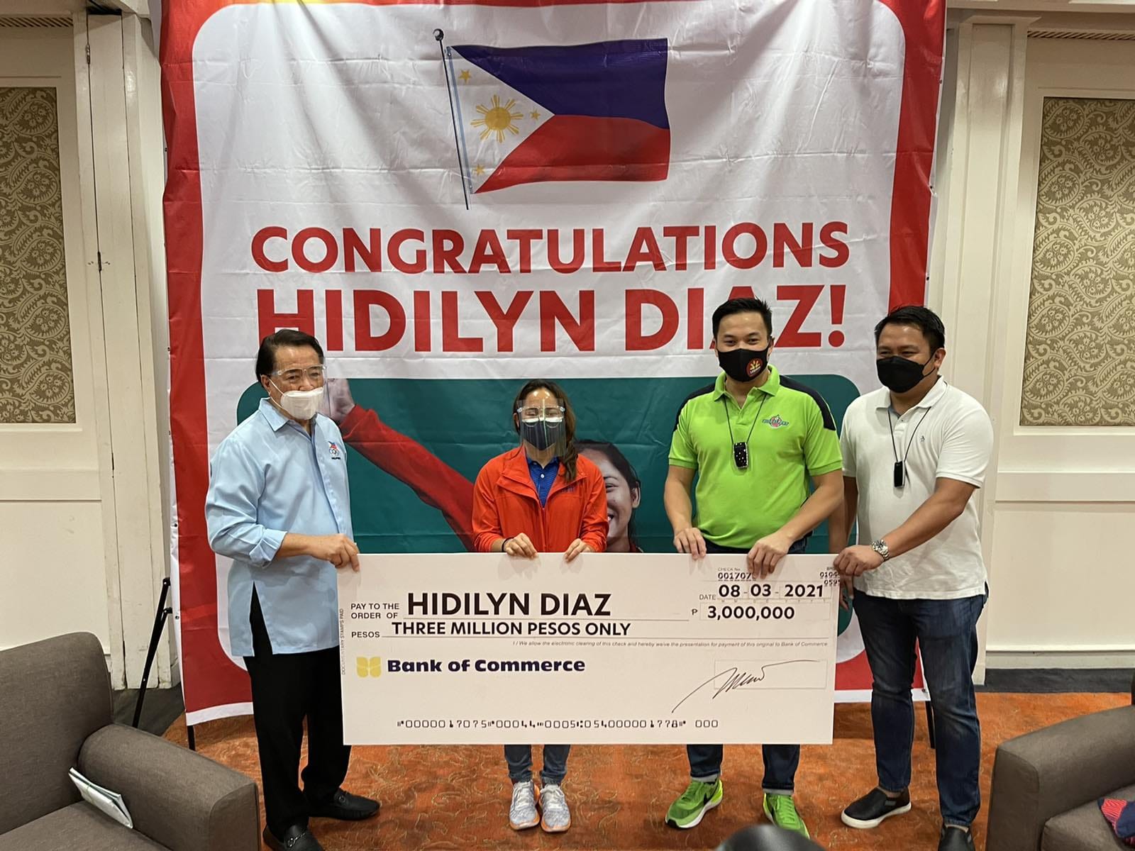 LOOK: Hidilyn Diaz receives Php3 million reward from Mikee ...