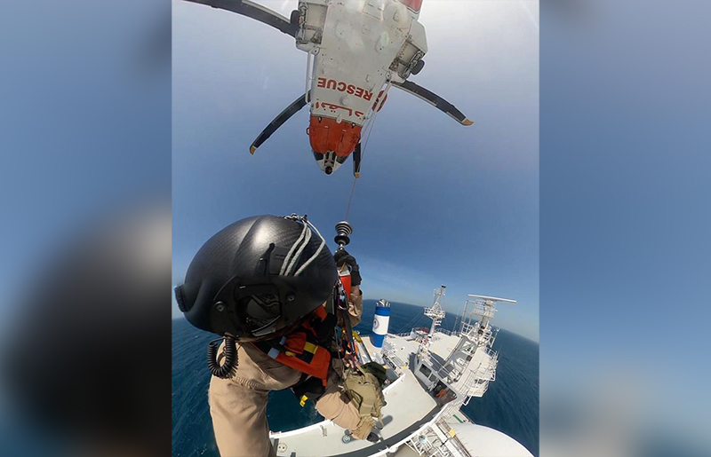 VIDEO: Sick Pinoy seafarer airlifted from ship off Dubai coast - The ...
