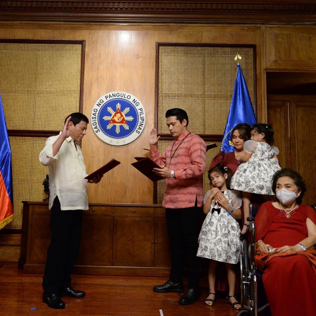 LOOK: Robin Padilla takes oath as senator with President Duterte - The Filipino Times