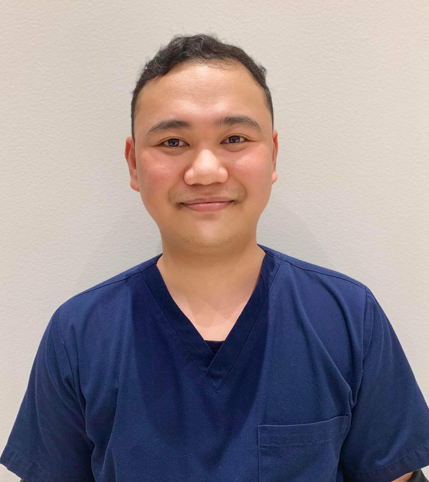 Francis Paul John Rosana Nurse, 6 years in UAE "Taos puso akong nag papasalamat sa magandang biyaya nabinigay sa akin ng UAE. Sa kabila ng hirap na nararanasan namin bilang Frontliner na dala ng pandemic, dagdag pa nito bilang OFW ay nawalay kami ng matagal na panahon sa aming mga pamilya, ang mag kakaroon na kami ng pag kakataon na makauwi o madala namin ang pamilya namin dito sa UAE. Sa 10 taon na Visa madaming benipisyo na ang mararanasan namin,"