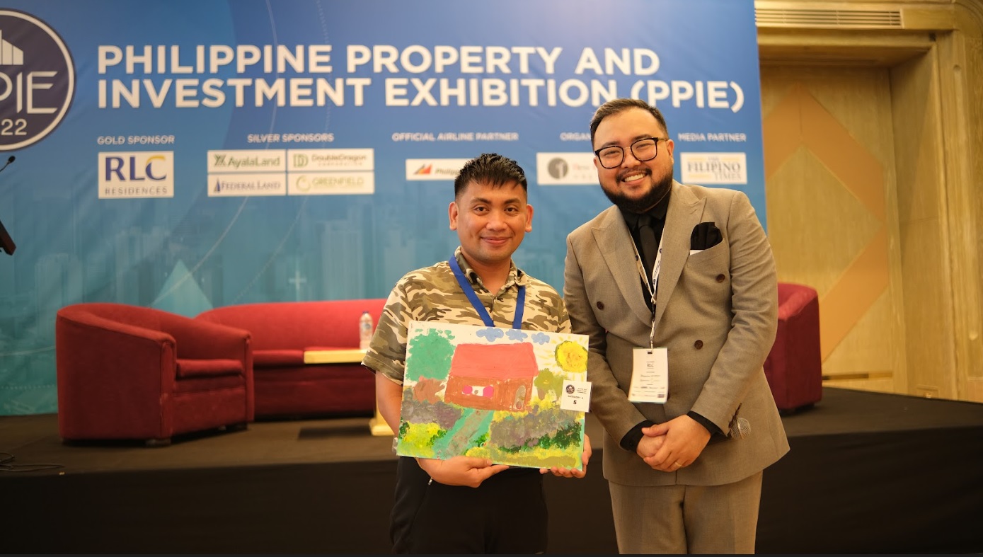 Mr. Paul Yacap (left), a teacher of Far Eastern Private School (FEPS), holds the winning entry of Eirah Thomas in the Grades 1-3 category of PPIE’s What’s Your Dream House? Competition. Also in the photo is Mr. Vince Ang, Chief Operating Officer of New Perspective Media Group.