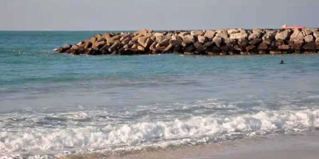 Man dies while trying to rescue drowning wife at Al Mamzar beach - The ...