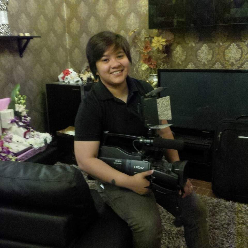 Jez working as a videographer