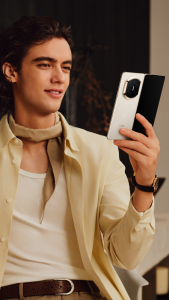 1080x1920 Mate X7 典藏版 Product Creative lifestyle shot Headquarter MKT Delphi KSP Shot HQ Lifestyle 坐姿使用手机1 白 男 CN 16 9 JPG 20251115